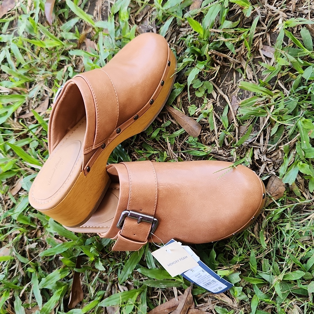 NWT "Universal Thread" faux leather clog heels